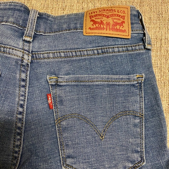 Levi’s Jean - Picture 3 of 4